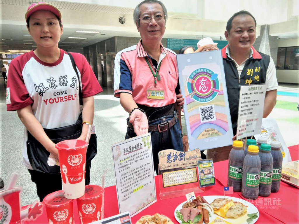 高雄市政府推動「示範觀光夜市」評核,有2處夜市206家攤商取得「高雄示範觀光夜市標章」,26日進行授證,攤商現場展示特色美食。中央社記者程啟峰高雄攝 108年8月26日