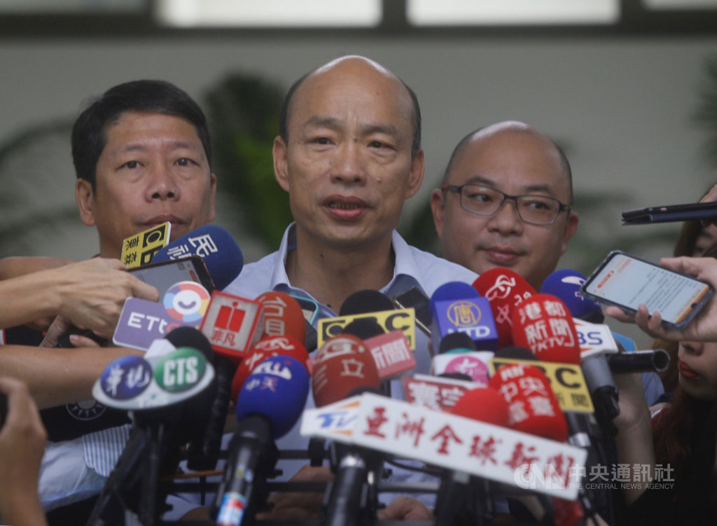 高雄市長韓國瑜(中)在臉書貼上東吳大學英文系畢業學士證明,證實自己唸的是日間部。他26日出席財政局舉辦的「2019財政永續與創新研討會」後受訪表示,不滿被抹黑到顛倒黑白地步,一定要提告。中央社記者董俊志攝 108年8月26日