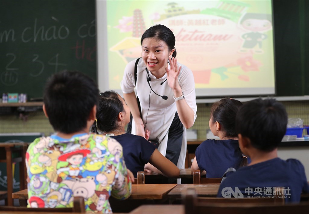 12年國教課綱於108學年度正式上路,9月進入國小的新生,將可選讀新住民語,桃園市東安國小越南語教師黃越紅說:「我們不只教語言,也教文化。」有時她會穿著白色貼身的「奧黛(越南國服)」上課,讓孩子保持新鮮感。中央社記者張皓安攝 108年8月26日