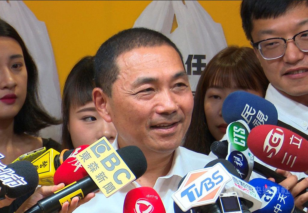 對於名嘴指新北市長侯友宜的目標可能是要選總統,侯友宜(中)26日受訪表示,目標是先把新北市做好,會全力把該盡的責任扛起來,全力為市民衝刺。中央社記者王鴻國攝 108年8月26日
