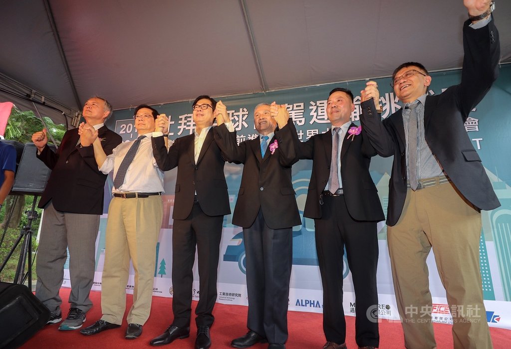 台灣iAuto團隊參加杜拜全球自駕運輸挑戰賽目前已進入新創組前3名,團隊主要成員包括台灣大學機械系和明志科技大學的研究團隊,以及艾歐圖科技公司、台塑汽車貨運公司、工業技術研究院等單位。台灣iAuto團隊26日舉行記者會,展示國內首輛具備自駕功能的油電混合動力巴士,行政院副院長陳其邁(左3)到場支持。中央社記者裴禛攝 108年8月26日