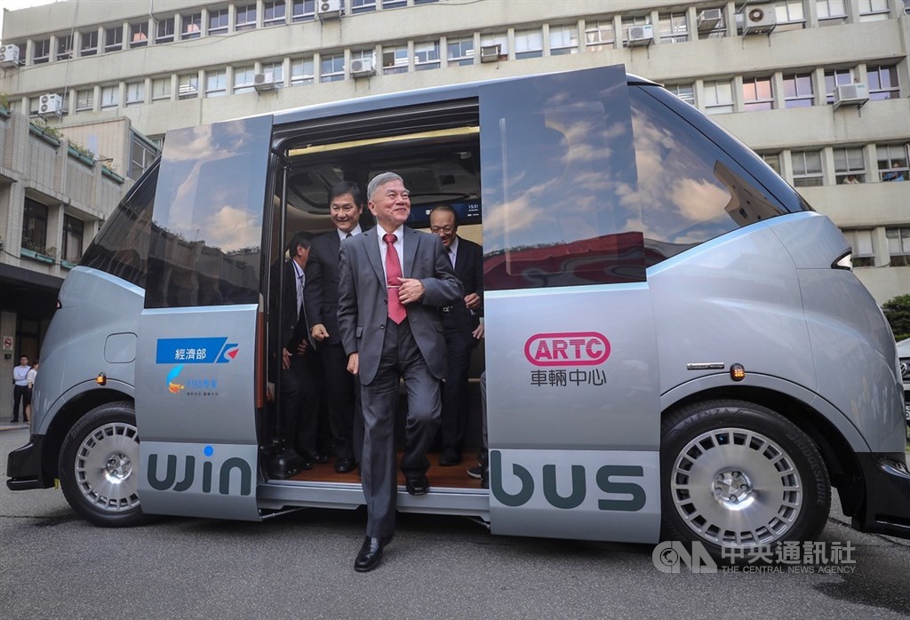 財團法人車輛研究測試中心串連產業打造台灣自研自製的自駕電動小型巴士WinBus,26日在經濟部亮相,經濟部長沈榮津(前中)出席見證並試乘。中央社記者裴禛攝 108年8月26日