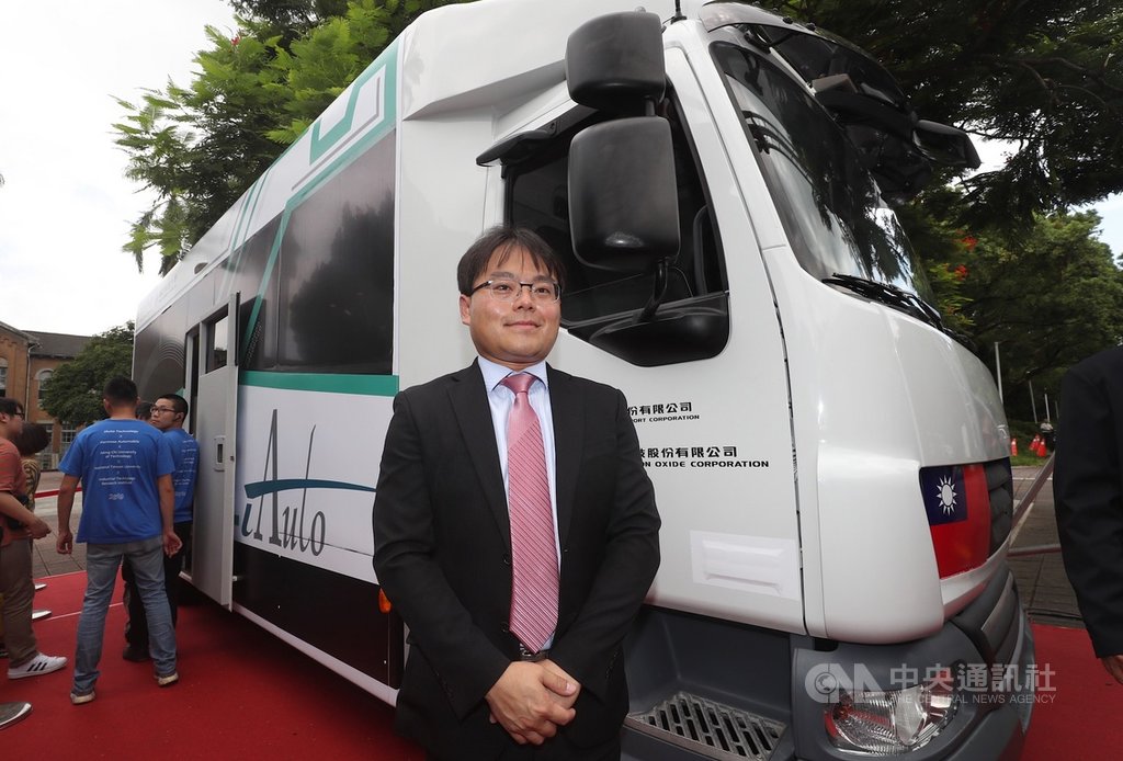 台灣iAuto團隊參加杜拜全球自駕運輸挑戰賽,目前已進入新創組前3名,最終名次將於10月公布,有機會爭取高額獎金、進駐杜拜新創基地與杜拜基金的投資。台灣iAuto團隊成員、台大機械系副教授李綱(前)26日介紹國內首輛具備自駕功能的油電混合動力巴士。中央社記者裴禛攝 108年8月26日