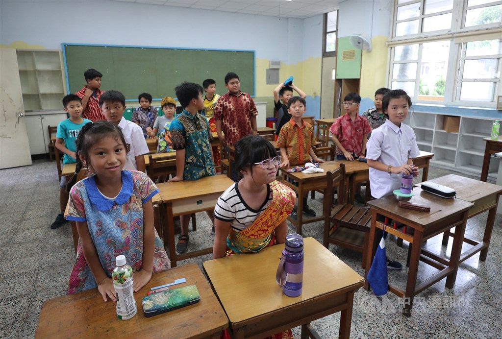 桃園市東安國小校內學生有20多種族群,將近2成是新住民子女、2成是原住民。學生樂於學習多元文化,即便父母親都是台灣人的學生,也搶著學新住民語。中央社記者張皓安攝 108年8月26日