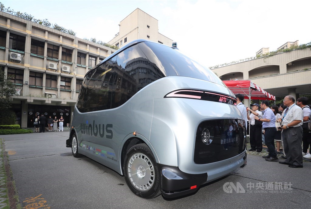 財團法人車輛研究測試中心串連產業打造台灣自研自製的自駕電動小型巴士WinBus,26日在經濟部亮相,展現台灣研發與製造能量。中央社記者裴禛攝 108年8月26日