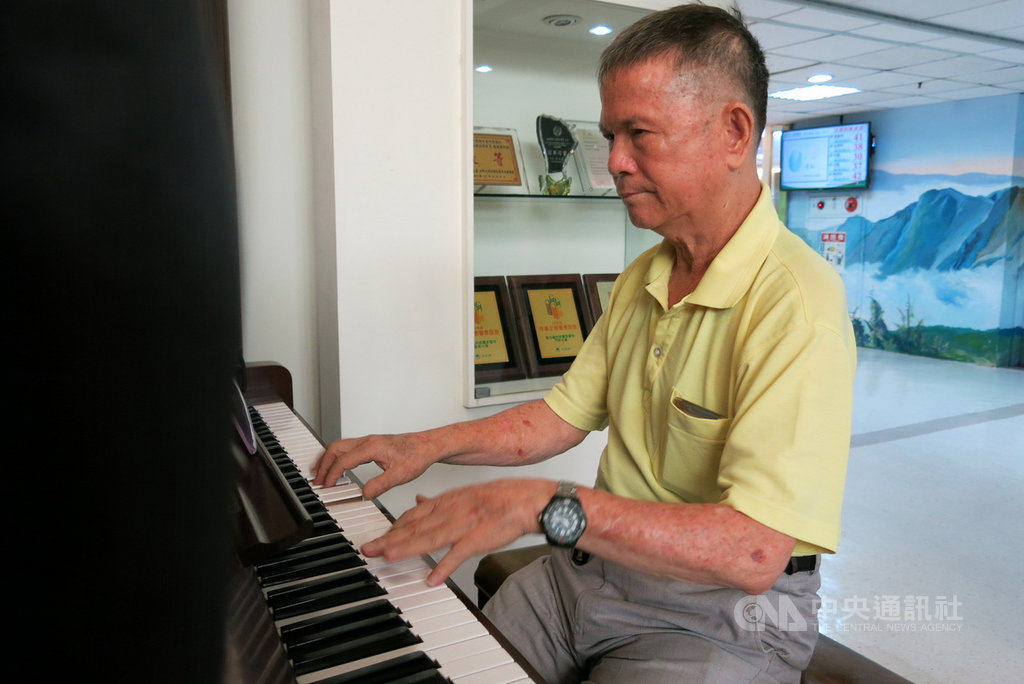 72歲陳豐鎮熱愛彈鋼琴,曾3度中風的他,除接受治療外,也將彈琴當作復健,3個月後回歸志工崗位,以琴聲散播歡樂。中央社記者趙麗妍攝 108年8月26日