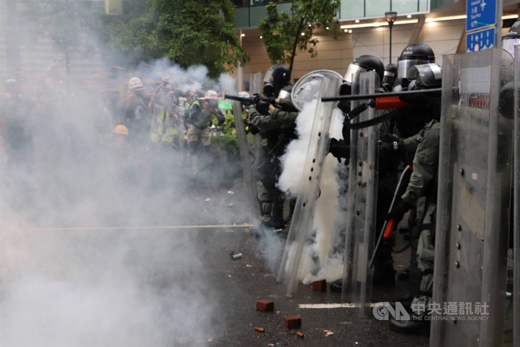 香港「反送中」支持者今天發起荃葵青遊行,數千名支持者冒雨參加。但下午3時30分過後,有示威者走上馬路與警方對峙,其中有人扔擲汽油彈。警方則以催淚彈還擊。中央社記者張謙香港攝 108年8月25日
