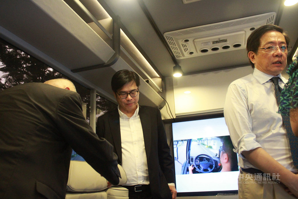 「杜拜全球自駕車運輸挑戰賽-台灣iAuto團隊前進杜拜世界大會頒獎典禮」記者會26日在台灣大學舉行,行政院副院長陳其邁(中)參觀自駕車內部設計。中央社實習記者朱俋圜攝 108年8月26日