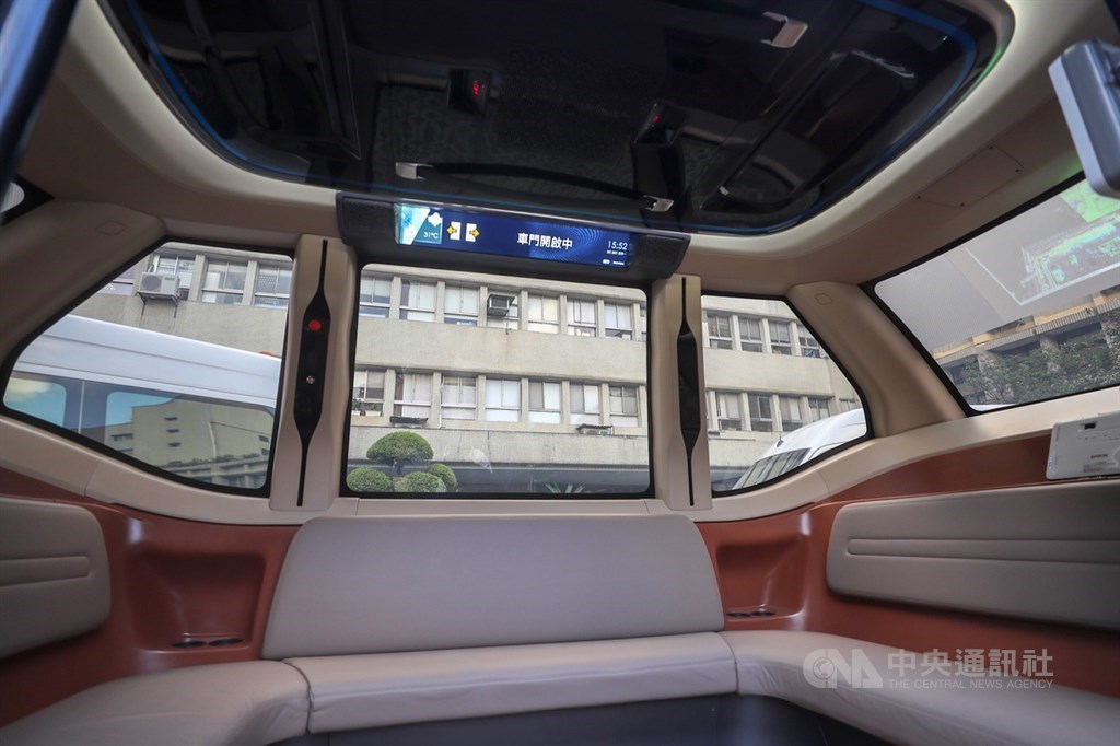 財團法人車輛研究測試中心串連產業打造台灣自研自製的自駕電動小型巴士WinBus,26日在經濟部亮相,展現台灣的研發與製造能量。圖為WinBus內裝。中央社記者裴禛攝 108年8月26日