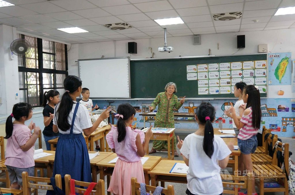 馬來語教師黃寶雲(中後)帶領學生學跳馬來舞、玩樂器、用馬來語唱歌謠,也自製馬來西亞拼音大富翁遊戲,讓孩子在邊玩邊學的過程中,自然而然地去記住字母、單字、和生活用詞。中央社記者許秩維攝 108年8月26日