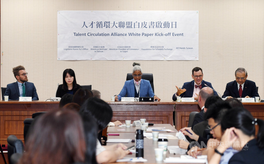 台北市美國商會執行長傅維廉(William Foreman)(右2)26日上午在立法院參加由美國在台協會(AIT)、台北市美國商會、民進黨立委余宛如等共同舉辦的「人才循環大聯盟計畫(TCA)白皮書」啟動儀式。中央社記者施宗暉攝 108年8月26日