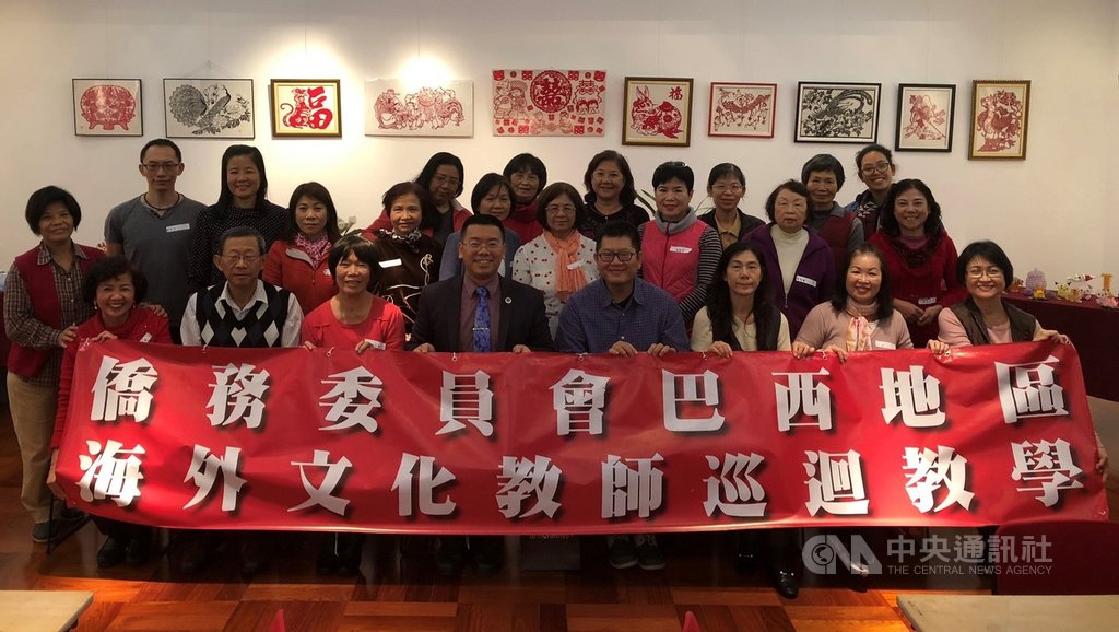 聖保羅文教服務中心舉辦水墨畫課程,天津語言學校承辦的文化種子教師就地培訓班學員與王士樵(前排右4)、詹前校(前排左4)合影留念。(聖保羅文教服務中心提供)中央社記者唐雅陵聖保羅傳真 108年8月26日