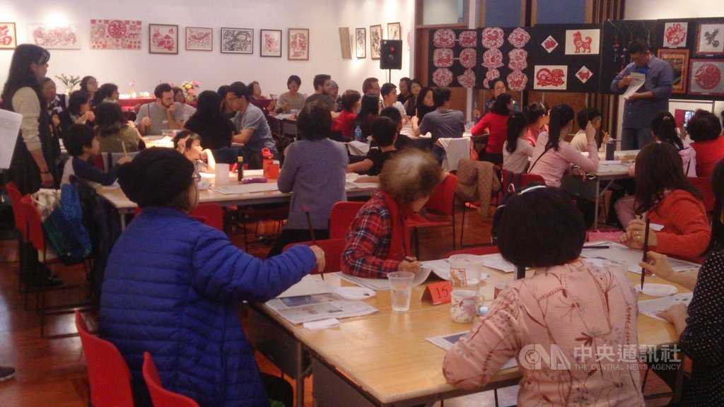 聖保羅文教服務中心舉辦水墨畫課程,約60位參加學員聚精會神地觀看王士樵示範教學。(聖保羅文教服務中心提供)中央社記者唐雅陵聖保羅傳真 108年8月26日