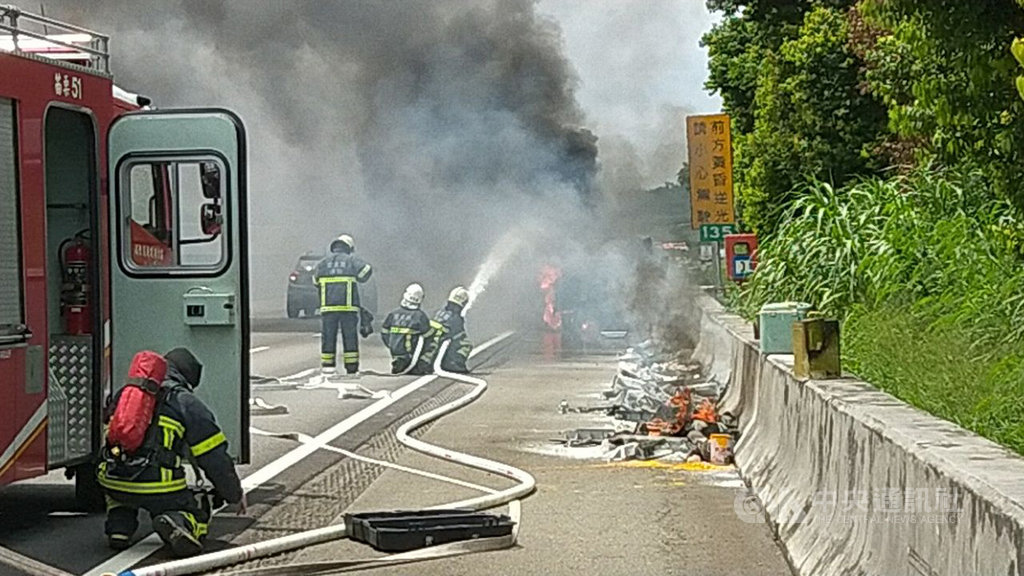 一輛載運油漆的小貨車26日行經國道一號南下135公里苗栗路段,突然起火燃燒,消防人員趕抵現場拉出水線灌救,不過現場濃煙密布、視線不佳,導致後方車輛回堵約2公里。(翻攝照片)中央社記者管瑞平傳真 108年8月26日