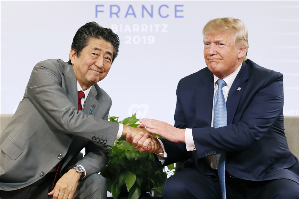 日本與美國貿易談判已達基本協議,預計9月下旬簽署。圖為日本首相安倍晉三(左)與美國總統川普(右)25日在G7峰會上會面。(檔案照片/共同社提供)