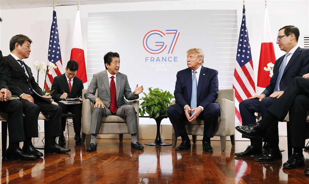 日本首相安倍晉三(左4)與美國總統川普(左5)25日在G7峰會上會面。(檔案照片/共同社提供)