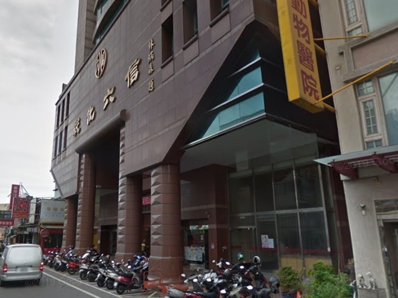 陳姓男子26日持槍搶劫彰化第六信用合作社(圖),但未得手金錢,逃出銀行時遇趕抵警網,最終仍遭員警壓制逮捕。(圖取自Google地圖google.com/maps)