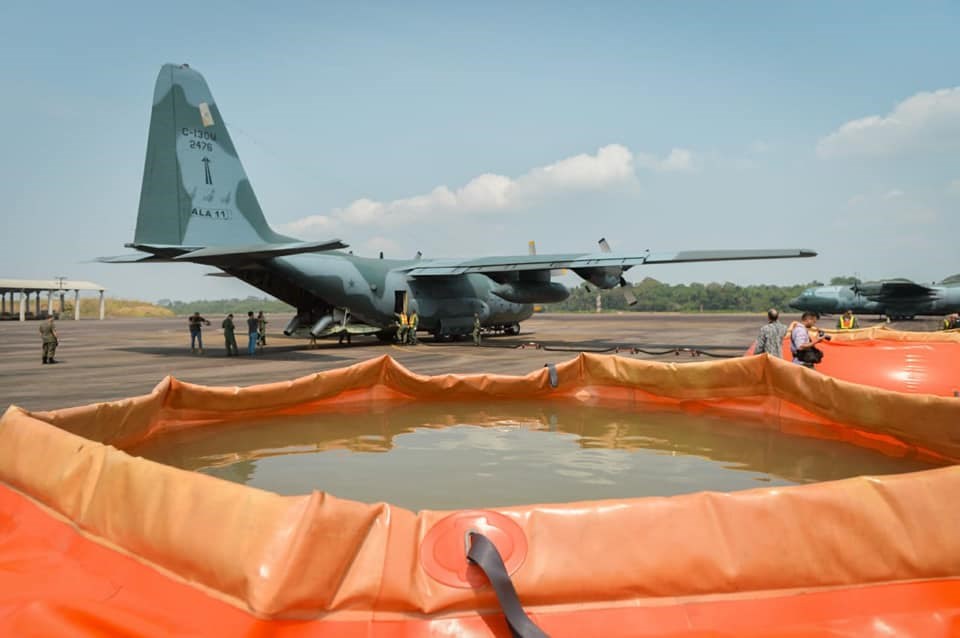 巴西政府25日出動2架C-130力士型運輸機,以協助撲滅肆虐部分亞馬遜雨林的森林野火。(圖取自facebook.com/ministeriodadefesa)