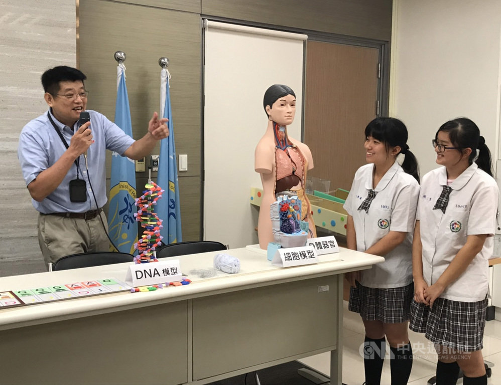 國家衛生研究院26日召開記者會,替即將舉辦的「科普日」活動暖身,國衛院研究助理林志熙(左)表示,華人世界受血脈相傳等傳統觀念影響,認為血濃於水,因此出現「滴血認親」的古早親子鑑定法,實際上,血液裡沒有任何遺傳物質,若想確認親子關係,必須比對父母基因,現今技術最快一天內就能得到鑑定結果。中央社實習記者劉家叡攝 108年8月26日