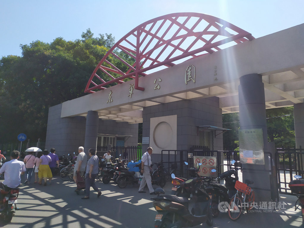 北京東單公園過去曾是同性戀族群的聚集的之一,如今則成為年長者遊憩、運動的空間。(資料照片)中央社記者繆宗翰北京攝 108年8月27日