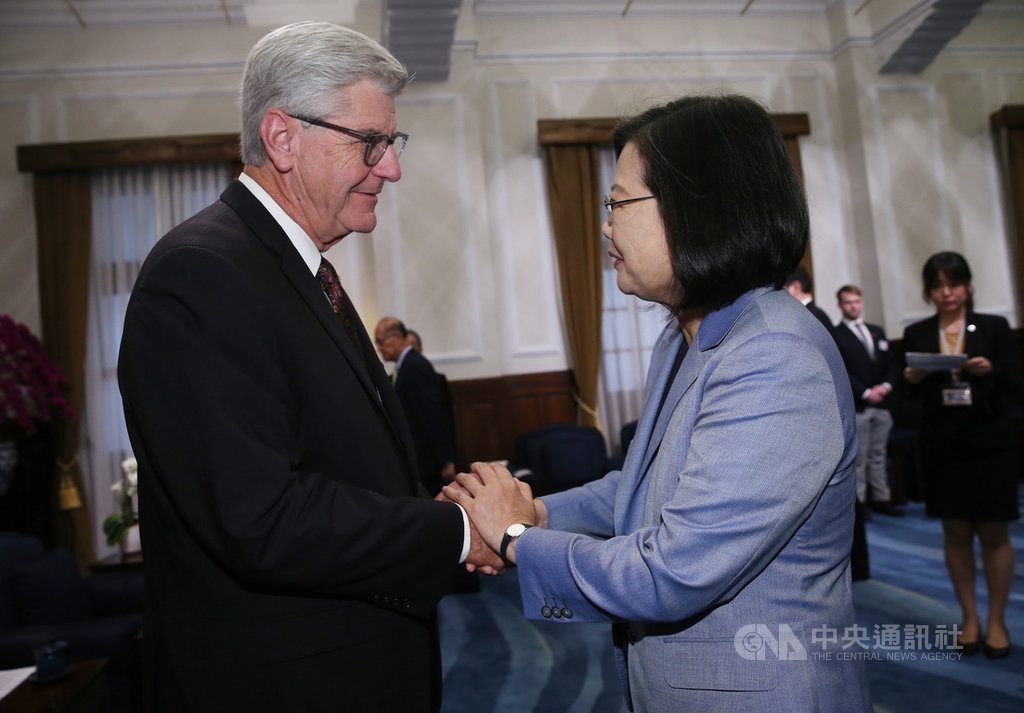 總統蔡英文(前右)27日在總統府接見美國密西西比州州長布萊恩(Phil Bryant)(左)時表示,將在9月派出農業訪問團訪問密西西比州;也非常歡迎布萊恩這次訪問,針對潔淨能源發展,討論雙方合作的可行性,期盼未來在農業與能源方面的交流合作會更加緊密。中央社記者鄭傑文攝 108年8月27日