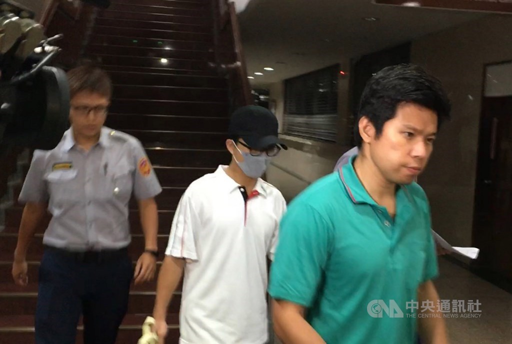 北檢起訴私菸案26日移審台北地院,北院深夜認無羈押必要,裁定被告吳宗憲(右)、張恒嘉(中)各以新台幣100萬元交保、限制住居出境。吳宗憲、張恒嘉27日凌晨辦妥交保離開。中央社記者劉世怡攝 108年8月27日