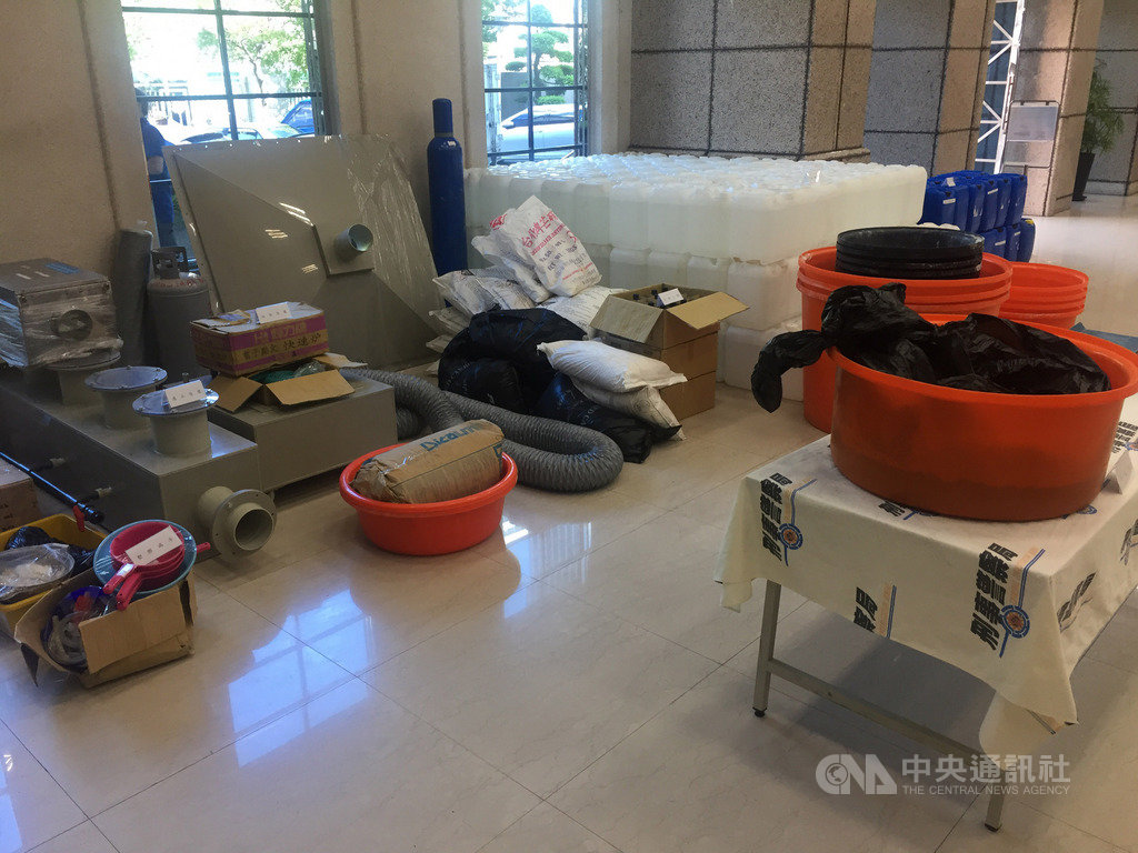 刑事局28日召開破案記者會,宣布偵破藏匿新北市山區的愷他命毒品工廠案,起獲80多公斤成品和半成品。中央社記者黃麗芸攝 108年8月28日