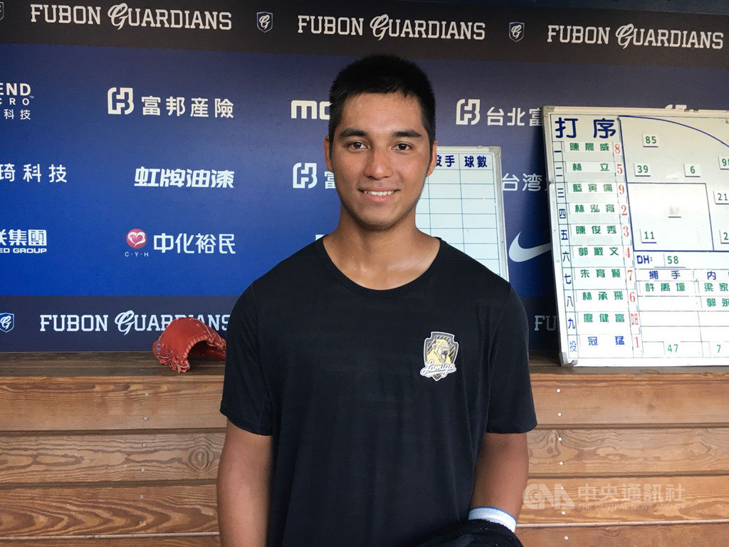 中職Lamigo桃猿隊外野手陽耀勳27日因跑壘拉傷下二軍,28日拉新秀邱丹(圖)上一軍,邱丹表示,之前由於想要追求長打,導致動作跑掉,經教練協助已經改善許多,「追求長打的方向不會改變」。中央社記者楊啟芳攝 108年8月28日