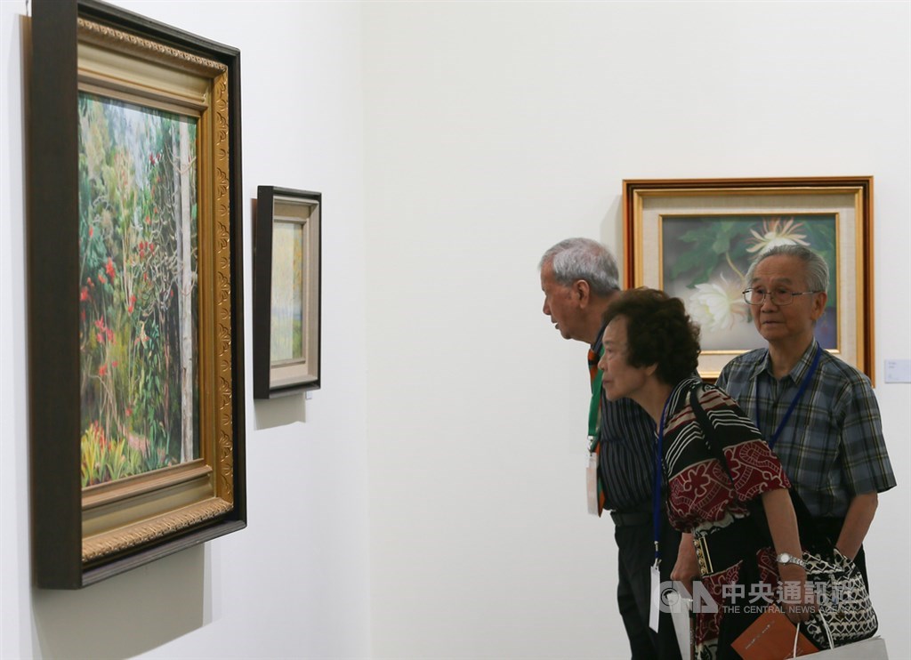 順天美術館館藏捐贈開箱記者會28日在國立台灣美術館舉行,現場展示多件順天美術館藏品,吸引許多人駐足欣賞。中央社記者謝佳璋攝 108年8月28日