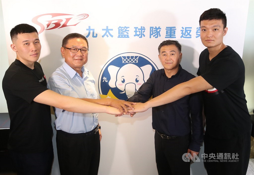 九太科技28日宣布,將接手金門酒廠籃球隊,第17季超級籃球聯賽(SBL)將以九太科技籃球隊重返籃壇,九太科技董事長沈會承(左2)與總教練劉嘉發(右2)率球員一同出席記者會。中央社記者張新偉攝 108年8月28日