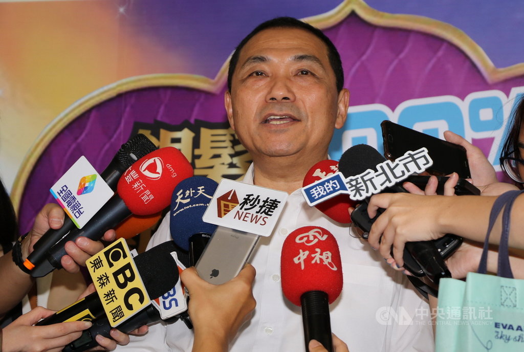 新北市長侯友宜(圖)28日表示,新北市的財政是六都最少、且非常艱鉅的,中央若取消印花稅,卻沒有好的配套措施,新北每年將損失逾新台幣10億元印花稅,是非常嚴重損失與負擔。(社會局提供)中央社記者黃旭昇新北傳真 108年8月28日