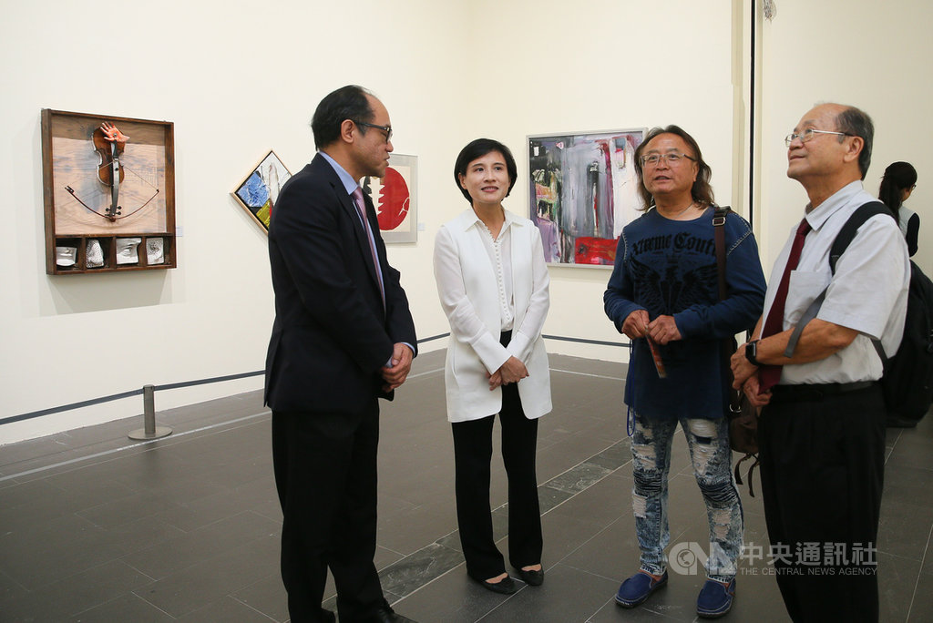 文化部長鄭麗君(左2)、順天美術館董事長許照信(右)、順天美術館長陳飛龍(右2)等人,28日出席順天美術館館藏捐贈開箱記者會,參觀記者會現場展出的畫作。中央社記者謝佳璋攝 108年8月28日