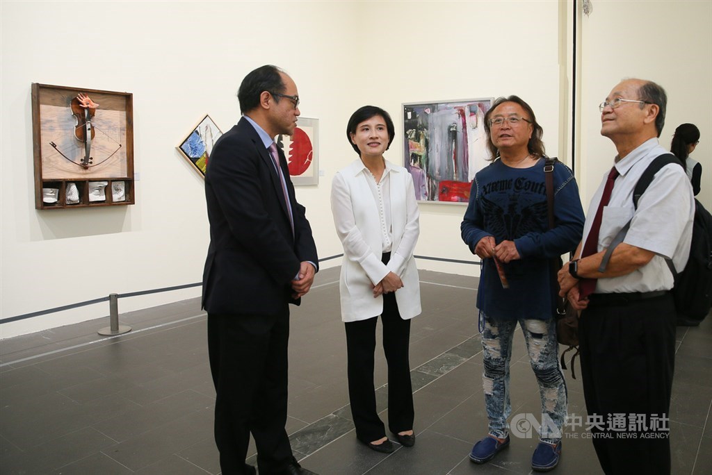 文化部長鄭麗君(左2)、順天美術館董事長許照信(右)、順天美術館長陳飛龍(右2)等人,28日出席順天美術館館藏捐贈開箱記者會,參觀記者會現場展出的畫作。中央社記者謝佳璋攝 108年8月28日