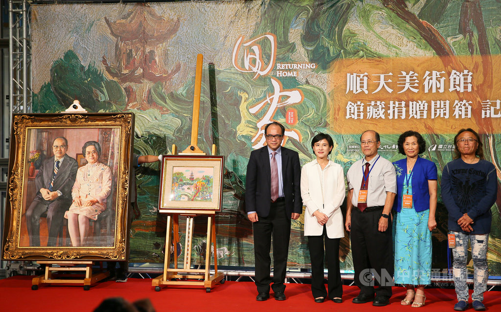 文化部長鄭麗君(左2)、順天美術館董事長許照信(中)、順天美術館長陳飛龍(右)等人,28日出席順天美術館館藏捐贈開箱記者會。中央社記者謝佳璋攝 108年8月28日