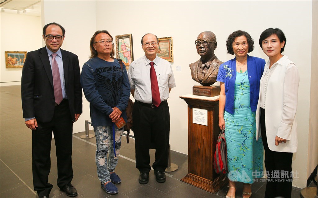 文化部長鄭麗君(右)、順天美術館董事長許照信(中)、順天美術館長陳飛龍(左2)等人,28日出席順天美術館館藏捐贈開箱記者會,並合影留念。中央社記者謝佳璋攝 108年8月28日