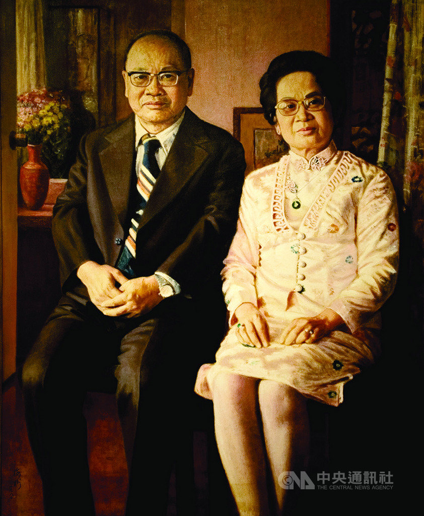 台灣畫家李梅樹作品「許鴻源夫婦像」,以古典畫法與精確的素描功力,繪製了寫實的人物像,畫面宛如復古的老照片,構圖冷靜而理性,色調優美沉穩。(國美館提供)中央社記者趙靜瑜傳真 108年8月28日
