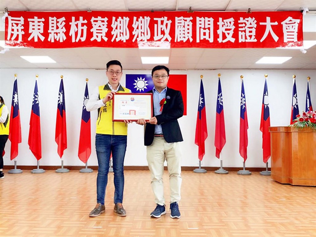 屏東縣枋寮鄉政顧問李孟居(右)日前隻身前往香港旅遊,自20日至今失聯,家屬聯絡不上,非常焦急。(取自李孟居臉書)中央社記者郭芷瑄傳真 108年8月29日