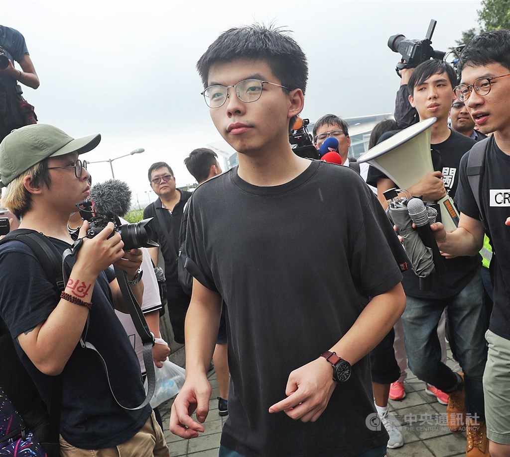 香港眾志祕書長黃之鋒(前中)30日早上7時30分左右被警方逮捕,暫時未知具體原因。(中央社檔案照片)
