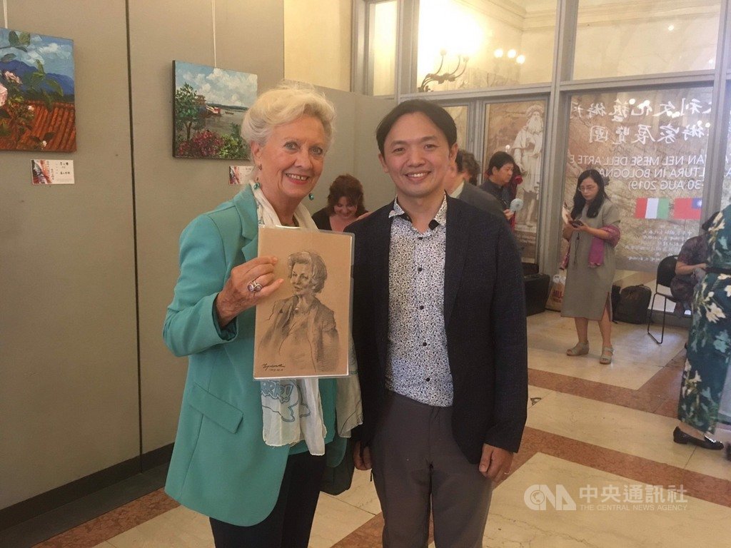 波隆那台灣文化藝術月展覽,多位藝術家現場作畫並與觀眾互動。圖為藝術家吳俊學(右)提供。中央社記者黃雅詩羅馬傳真,108年8月30日