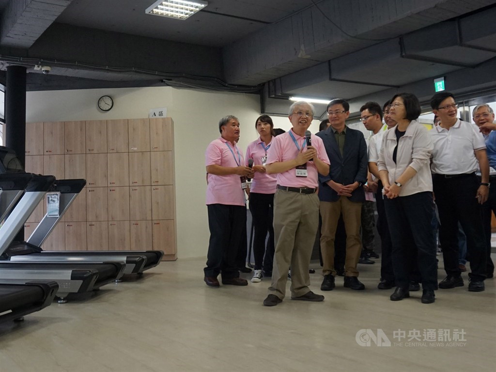 總統蔡英文(前右)30日訪視台中逢甲大學福星校區並參觀學生宿舍,對宿舍內設置的健身房及整體配置讚不絕口。中央社記者趙麗妍攝 108年8月30日