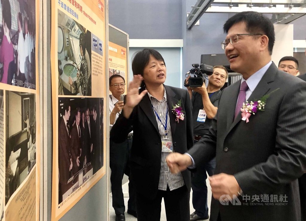 交通部長林佳龍(右)30日出席飛航服務總台50週年慶祝活動,並參觀攝影特展,林佳龍說,一個單位的50週年,是很多人所留下的資產。中央社記者邱俊欽桃園攝 108年8月30日