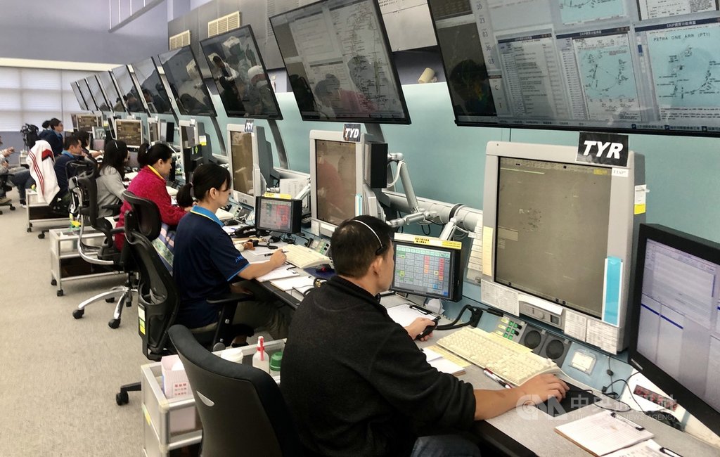 飛航服務總台50週年慶祝活動30日舉行,民航局指出,飛航總台在全體同仁及民航夥伴齊心合作下,107年飛航管制總管制架次已達175.6萬架次、過境架次達22.3萬架次、桃園國際機場起降架次達25.7萬架次。中央社記者邱俊欽桃園攝 108年8月30日