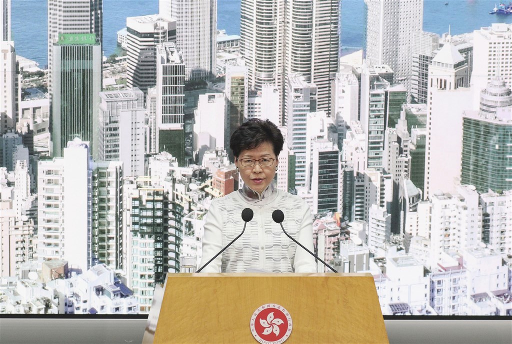 路透引述3名直接知情人士報導,香港行政長官林鄭月娥曾向北京遞交反送中抗議人士5大訴求的評估報告,認為撤回修訂逃犯條例有助化解政治危機。(檔案照片/共同社提供)