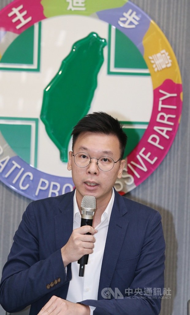 香港眾志秘書長黃之鋒等人遭香港警方逮捕。民進黨30日下午召開「香港人權法治倒退 國際社會同關注」記者會,副秘書長林飛帆(圖)提出「一重申三不要」,呼籲北京與港府正面回應港人訴求。中央社記者郭日曉攝 108年8月30日
