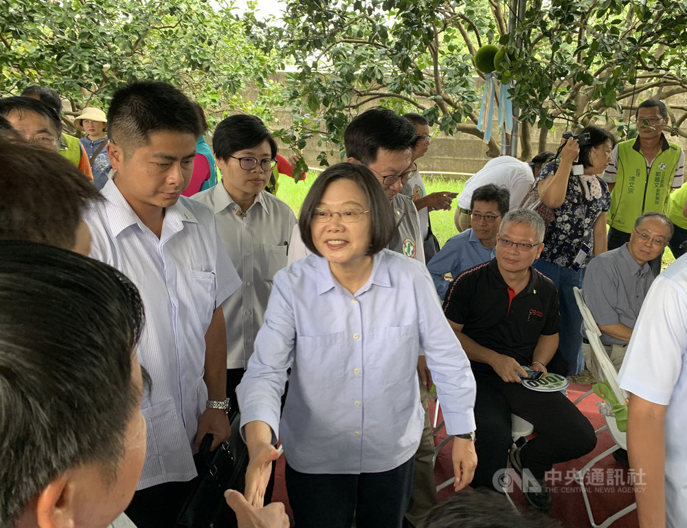 總統蔡英文(中)31日上午出席在台南市麻豆區舉辦的「2019台灣文旦季」記者會後受訪表示,希望香港情勢不要再惡化。中央社記者張榮祥台南攝 108年8月31日