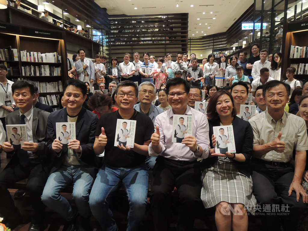 立法院副院長蔡其昌(前左3)31日晚間在誠品台中中友店舉辦簽書會,交通部長林佳龍(前右3)等人出席力挺,林佳龍還當場認購1000本。中央社記者郝雪卿攝 108年8月31日