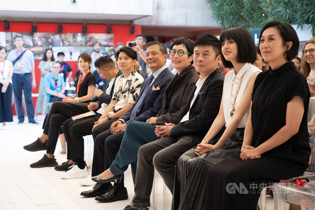 台灣共8部VR作品獲選參加2019年威尼斯影展,30日在威尼斯舉辦國際見面會。右起依序為音樂人黃韻玲、日本當代藝術家小松美羽、HTC VIVE ORIGINAL總經理劉思銘、文策院董事長丁曉菁、駐義代表李新穎、演員姚淳耀、導演趙德胤。(駐義代表處提供)中央社記者黃雅詩羅馬傳真 108年8月31日
