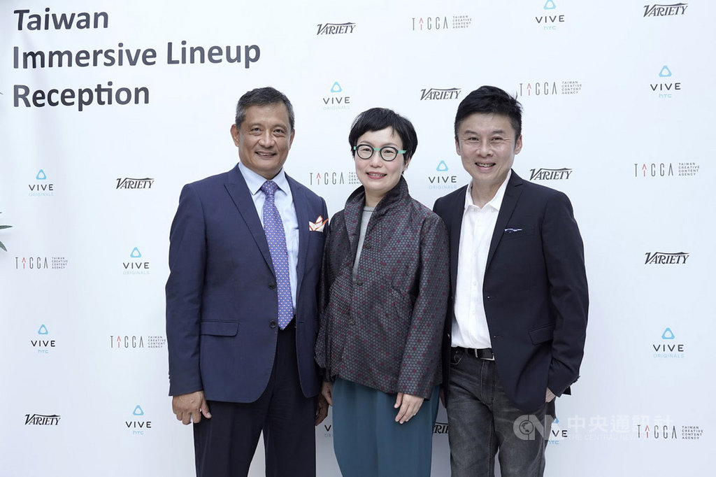 台灣8部VR作品獲選參加威尼斯影展,文策院董事長丁曉菁(中)、駐義大利代表李新穎(左)、HTC VIVE ORIGINAL總經理劉思銘(右)30日出席國際見面會,宣傳台灣結合高科技與文化的實力。(駐義代表處提供)中央社記者黃雅詩羅馬傳真 108年8月31日