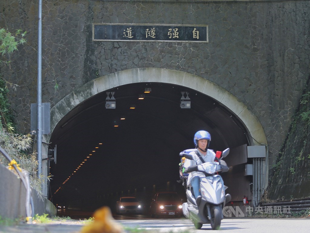 北市自強隧道1日起實施「區間測速」執法取締,截至上午9時止共開罰103件。(中央社檔案照片)