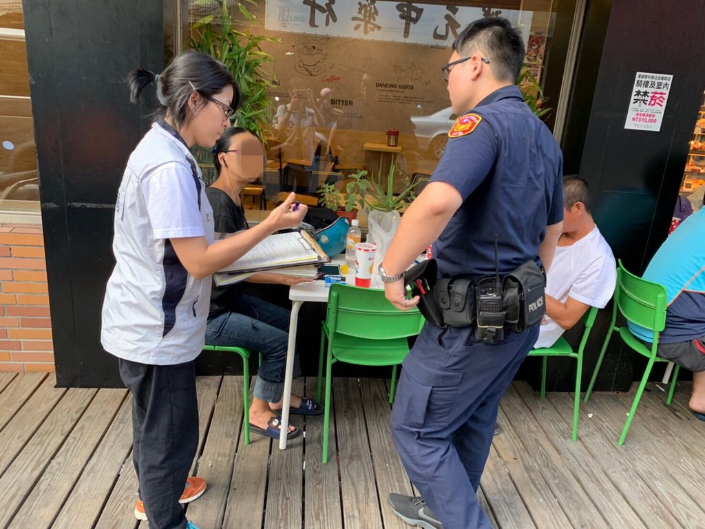 新北市連鎖超商及咖啡店騎樓禁菸,1日由市府衛生局與警方聯合稽查67處,查獲11案,依菸害防制法開罰。(衛生局提供)中央社記者黃旭昇新北傳真 108年9月1日